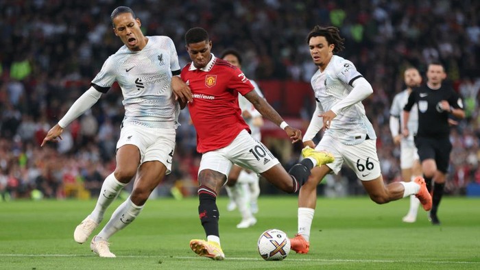 MANCHESTER, ENGLAND - AUGUST 22: Marcus Rashford of Manchester United is challenged by Virgil van Dijk of Liverpool during the Premier League match between Manchester United and Liverpool FC at Old Trafford on August 22, 2022 in Manchester, England. (Photo by Clive Brunskill/Getty Images)