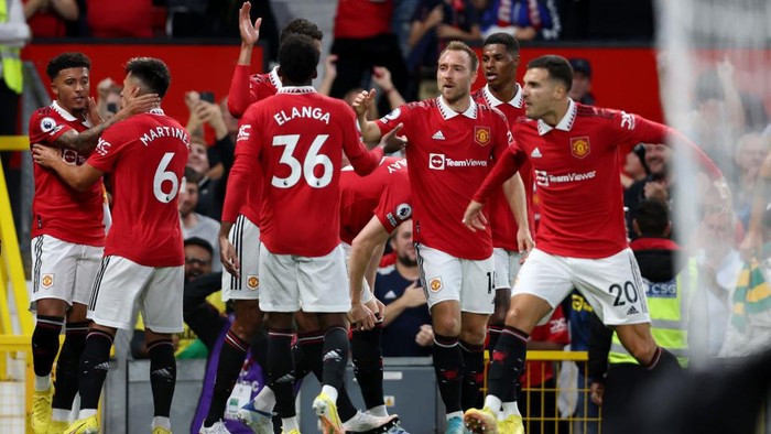 MANCHESTER, ENGLAND - AUGUST 22: Jadon Sancho (L) of Manchester United celebrates with teammates after scoring their sides first goal during the Premier League match between Manchester United and Liverpool FC at Old Trafford on August 22, 2022 in Manchester, England. (Photo by Clive Brunskill/Getty Images)