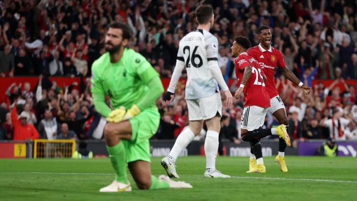 MANCHESTER, ENGLAND - AUGUST 22: Jadon Sancho of Manchester United celebrates with teammate Marcus Rashford after scoring their sides first goal as Alisson Becker of Liverpool looks dejected  during the Premier League match between Manchester United and Liverpool FC at Old Trafford on August 22, 2022 in Manchester, England. (Photo by Clive Brunskill/Getty Images)