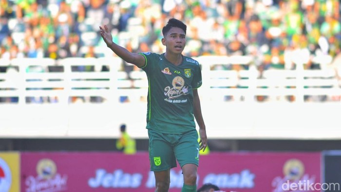 Persebaya menumbangkan PSIS Semarang dengan skor 1-0 di Stadion GBT, Selasa (23/8/2022). Gol semata wayang itu dikemas Marselino Ferdinan.