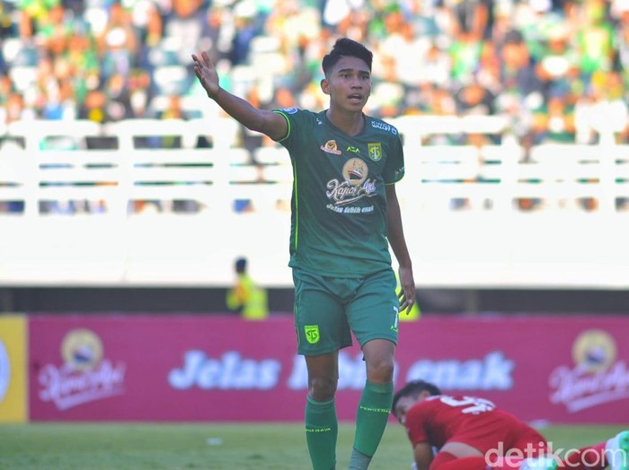 Persebaya menumbangkan PSIS Semarang dengan skor 1-0 di Stadion GBT, Selasa (23/8/2022). Gol semata wayang itu dikemas Marselino Ferdinan.