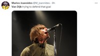 Ada juga yang menyamakan pose Van Dijk dengan gaya nyanyi musisi asli Manchester, Liam Gallagher. Bisa saja, deh! (Foto: Twitter)