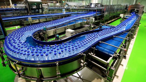Mengintip Proses Isi Ulang Air Kemasan di Pabrik