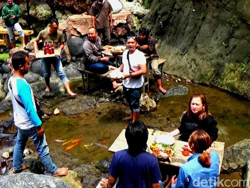 Sensasi Kulineran Ditemani Ikan Koi di Sungai Banjarnegara