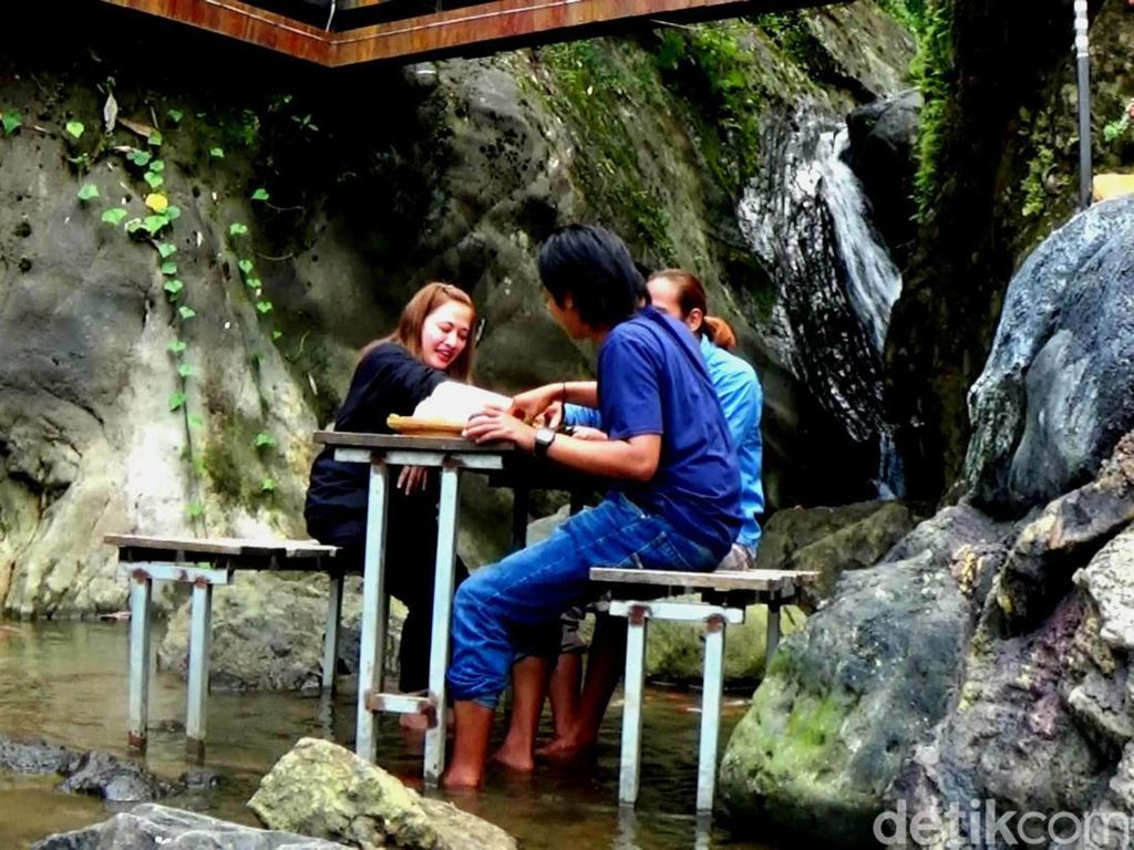 Adem! Sensasi Makan di Sungai Banjarnegara Ditemani Gemericik Air
