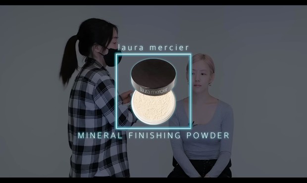 Mineral Finishing Powder dari Laura Mercier/Foto: youtube.com/I AM MAENG Maeng menggunakan bedak tabur dari Laura Mercier untuk finishing touch makeup dasar.