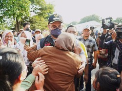 Momen Emak-emak Menangis Bahagia saat Peluk Bupati Kediri