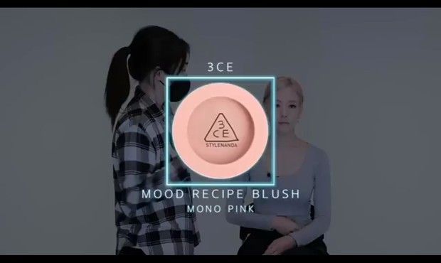 Mood Receipe Blush dari 3CE/Foto: youtube.com/I AM MUA Maeng menggunakan Blush On dari 3CE dengan varian Mono Pink.