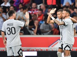 Neymar apik bahu-membahu bersama Messi dan Mbappe di lini depan PSG (Getty Images)