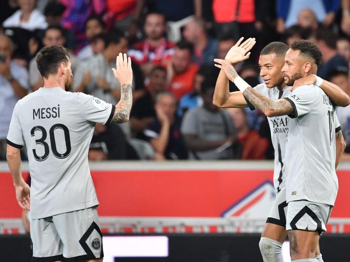 LILLE, FRANCE - AUGUST 21: Neymar Jr of Paris Saint Germain celebrates 0-4 during the French League 1  match between Lille v Paris Saint Germain at the Stade Pierre Mauroy on August 21, 2022 in Lille France (Photo by Rico Brouwer/Soccrates/Getty Images)