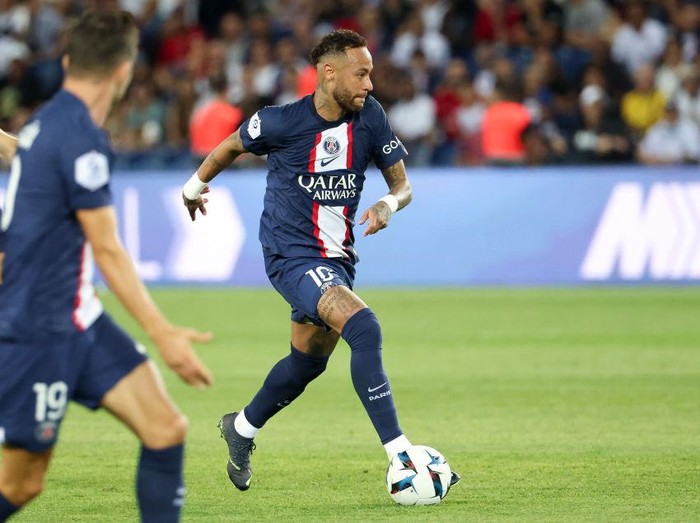LILLE, FRANCE - AUGUST 21: Neymar Jr of Paris Saint Germain celebrates 0-4 during the French League 1  match between Lille v Paris Saint Germain at the Stade Pierre Mauroy on August 21, 2022 in Lille France (Photo by Rico Brouwer/Soccrates/Getty Images)