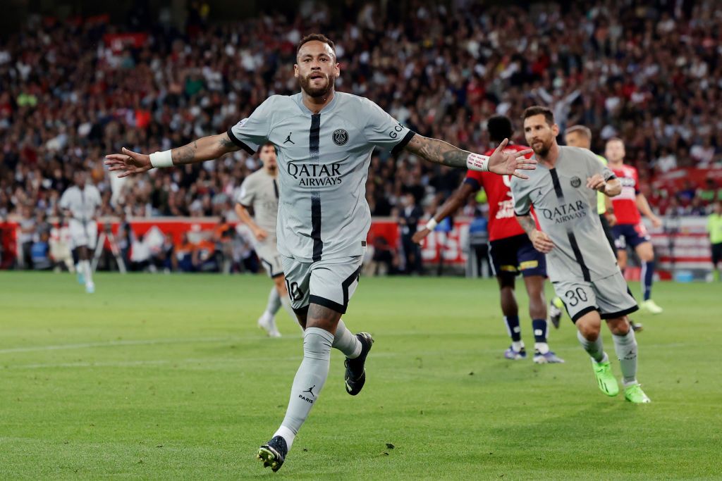 LILLE, FRANCE - AUGUST 21: Neymar Jr of Paris Saint Germain celebrates 0-4 during the French League 1  match between Lille v Paris Saint Germain at the Stade Pierre Mauroy on August 21, 2022 in Lille France (Photo by Rico Brouwer/Soccrates/Getty Images)