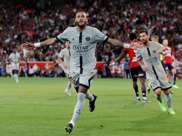 LILLE, FRANCE - AUGUST 21: Neymar Jr of Paris Saint Germain celebrates 0-4 during the French League 1  match between Lille v Paris Saint Germain at the Stade Pierre Mauroy on August 21, 2022 in Lille France (Photo by Rico Brouwer/Soccrates/Getty Images)