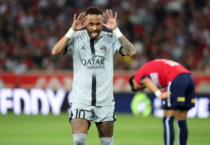 LILLE, FRANCE - AUGUST 21: Neymar Jr of Paris Saint Germain celebrates 0-4 during the French League 1  match between Lille v Paris Saint Germain at the Stade Pierre Mauroy on August 21, 2022 in Lille France (Photo by Rico Brouwer/Soccrates/Getty Images)
