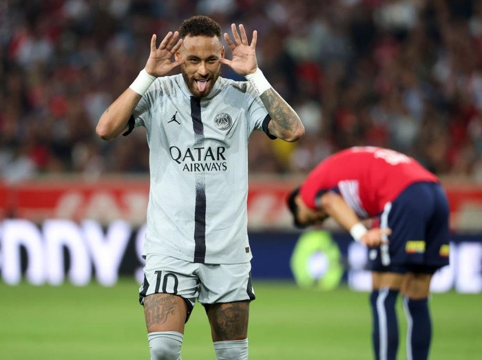 LILLE, FRANCE - AUGUST 21: Neymar Jr of Paris Saint Germain celebrates 0-4 during the French League 1  match between Lille v Paris Saint Germain at the Stade Pierre Mauroy on August 21, 2022 in Lille France (Photo by Rico Brouwer/Soccrates/Getty Images)