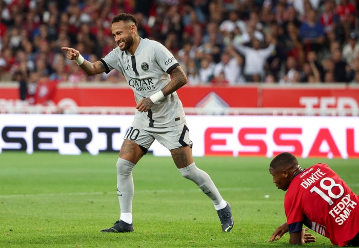 Neymar LILLE, FRANCE - AUGUST 21: Neymar Jr of Paris Saint Germain celebrates 0-4 during the French League 1 match between Lille v Paris Saint Germain at the Stade Pierre Mauroy on August 21, 2022 in Lille France (Photo by Rico Brouwer/Soccrates/Getty Images)