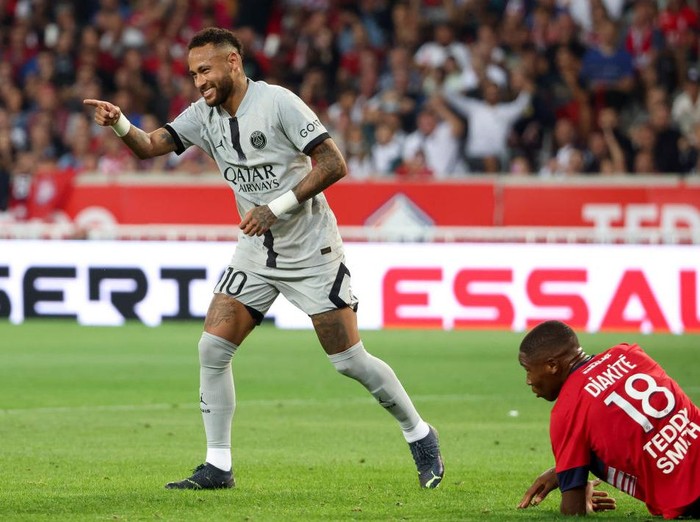 LILLE, FRANCE - AUGUST 21: Neymar Jr of Paris Saint Germain celebrates 0-4 during the French League 1  match between Lille v Paris Saint Germain at the Stade Pierre Mauroy on August 21, 2022 in Lille France (Photo by Rico Brouwer/Soccrates/Getty Images)