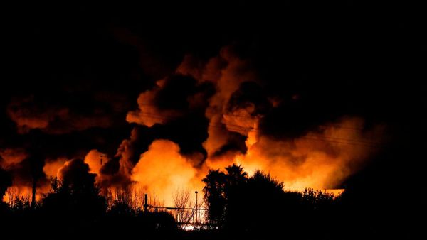 Pabrik Pembuangan Limbah di Italia Terbakar, Asapnya Seram Banget