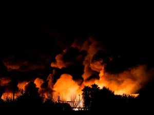 Pabrik Pembuangan Limbah di Italia Terbakar, Asapnya Seram Banget