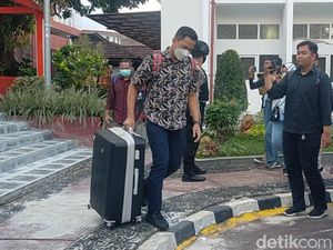 4 Pejabat Fakultas Hukum Unila Diperiksa KPK 4 Pejabat Fakultas Hukum Unila Diperiksa KPK