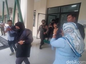 Geledah Gedung FK Unila 5 Jam, Penyidik KPK Bawa 2 Koper Geledah Gedung FK Unila 5 Jam, Penyidik KPK Bawa 2 Koper