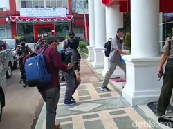 KPK Geledah Maraton Sejumlah Ruangan di Unila Usut Kasus Suap Rektor