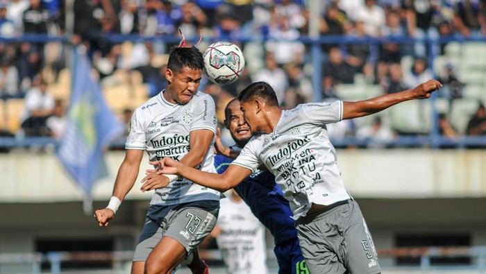 Pesepak bola Persib Bandung David Da Silva (tengah) berebut bola dengan pesepak bola Bali United Jajang Mulyana (kiri) dan Haudi Abdillah (kanan) pada pertandingan BRI Liga 1 di Stadion Gelora Bandung Lautan Api, Bandung, Jawa Barat, Selasa (23/8/2022). ANTARA FOTO/Raisan Al Farisi/hp.