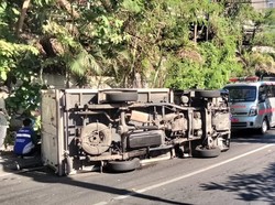 Mobil Boks Terguling di Bundaran Satelit, Kemacetan Mengular 500 Meter