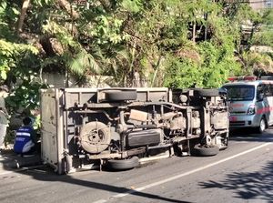 Mobil Boks Terguling di Bundaran Satelit, Kemacetan Mengular 500 Meter Mobil Boks Terguling di Bundaran Satelit, Kemacetan Mengular 500 Meter