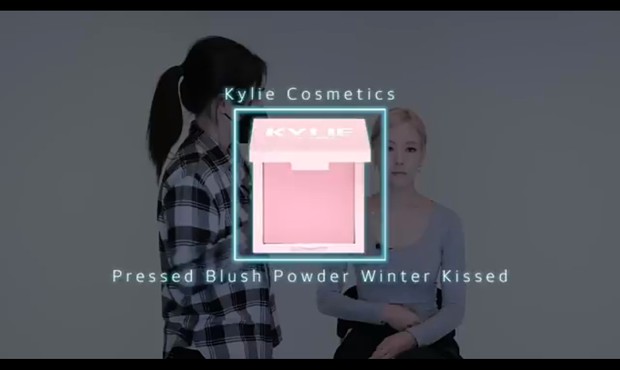 Pressed Blush Powder Winter Kissed dari Kylie Cosmetics/Foto: youtube.com/I AM MUA Maeng juga mengkombinasikan blush on dengan blush powder dari Kylie Cosmetics.