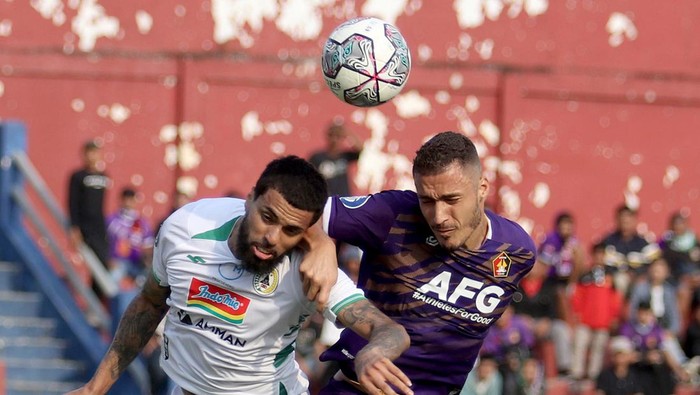 Pesepak bola PSS Sleman Tallysson Duarte (kiri) berebut bola dengan pesepak bola Persik Kediri Arthur Felix (kanan) pada pertandingan Liga 1 di Stadion Brawijaya, Kota Kediri, Jawa Timur, Selasa (23/8/2022). ANTARA FOTO/Prasetia Fauzani/hp.
