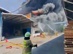 Kebakaran Pabrik di Cilincing, 26 Mobil Damkar Dikerahkan