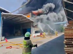 Kebakaran Pabrik di Cilincing, 26 Mobil Damkar Dikerahkan