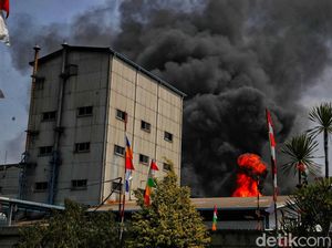 Si Jago Merah Membakar Pabrik di Cilincing, Asap Hitam Terlihat
