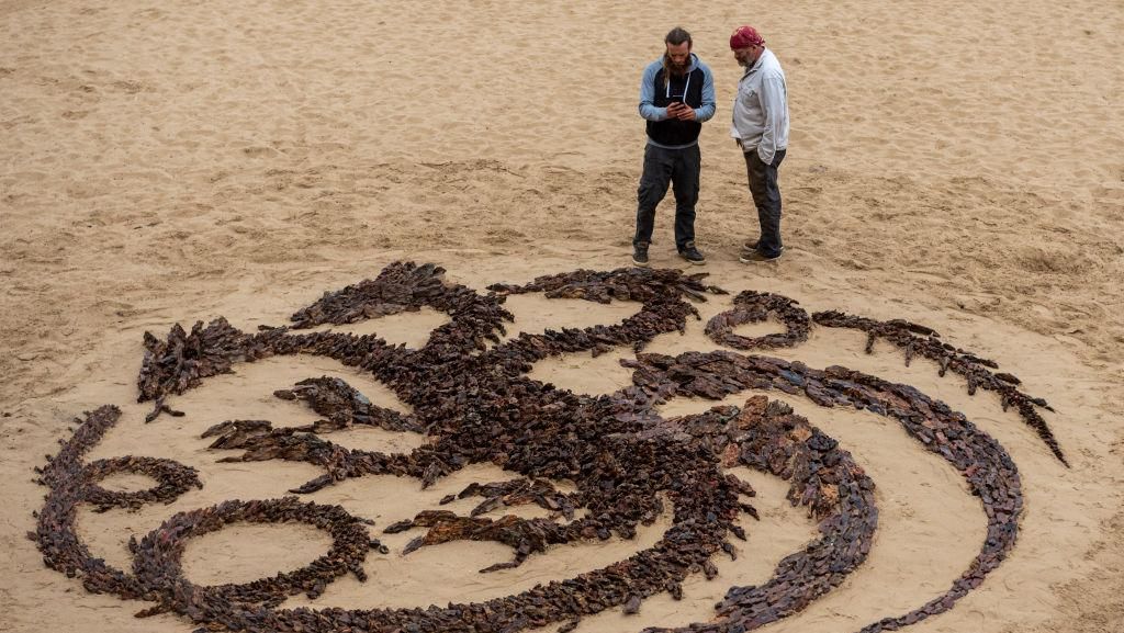 Simbol Naga Berbatu Muncul di Tepi Pantai, Promosikan House of the Dragon