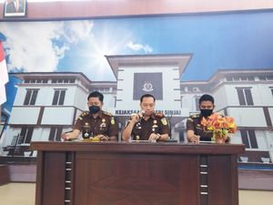 Eks Dirut PDAM Sinjai Ditahan Terkait Dugaan Korupsi Dana Hibah Rp 8 M Eks Dirut PDAM Sinjai Ditahan Terkait Dugaan Korupsi Dana Hibah Rp 8 M