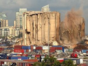 Sisa-sisa Ledakan di Beirut Makin Runtuh