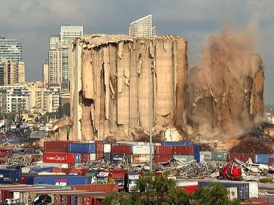 Sisa-sisa Ledakan di Beirut Makin Runtuh
