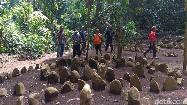Deretan Batu Melingkar Tasik yang Dipercaya Peninggalan Leluhur Sunda