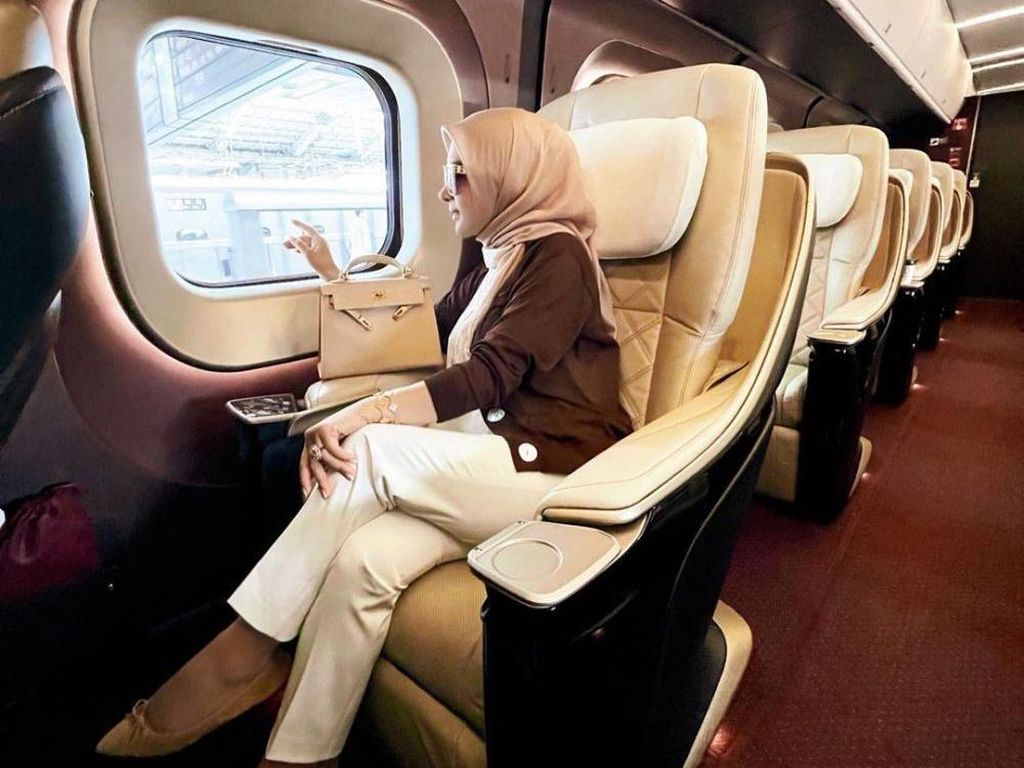 Gaya Syahrini Pakai Outfit Serba Coklat Tenteng Tas Seharga Rumah Gaya Syahrini Pakai Outfit Serba Coklat Tenteng Tas Seharga Rumah