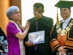 Momen Haru Sang Ayah Wakili Wisuda Brigadir Yosua di UT Tangsel