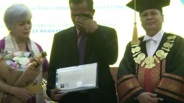 Ayah Brigadir Nofriansyah Yoshua Hutabarat, Samuel Hutabarat mewakili kelulusan anaknya jadi Sarjana Hukum di Universitas Terbuka, Tangerang Selatan. Samuel tampak menangis saat naik ke atas panggung.