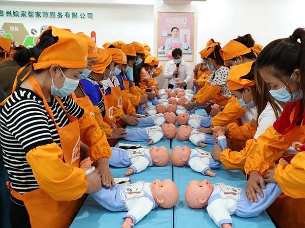 Tak Mudah Merawat Bayi, Begini Potret Latihan Khususnya di China