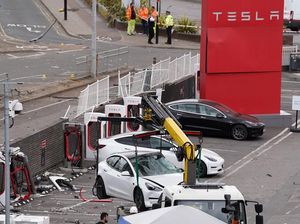 Detik-detik Evakuasi Tabrakan Maut Tesla vs Range Rover di London Detik-detik Evakuasi Tabrakan Maut Tesla vs Range Rover di London