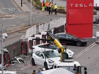 Detik-detik Evakuasi Tabrakan Maut Tesla vs Range Rover di London