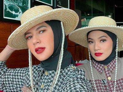 Foto: Titi Kamal & Paula Verhoeven Berhijab untuk Zaskia Sungkar, Manglingi