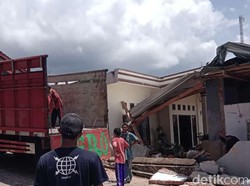Truk Hilang Kendali Tabrak Rumah Warga di Palopo, Tembok-Mesin Cuci Rusak