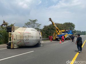 Truk Bermuatan Terigu Terguling di Tol Cipularang