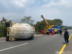 Truk Bermuatan Terigu Terguling di Tol Cipularang