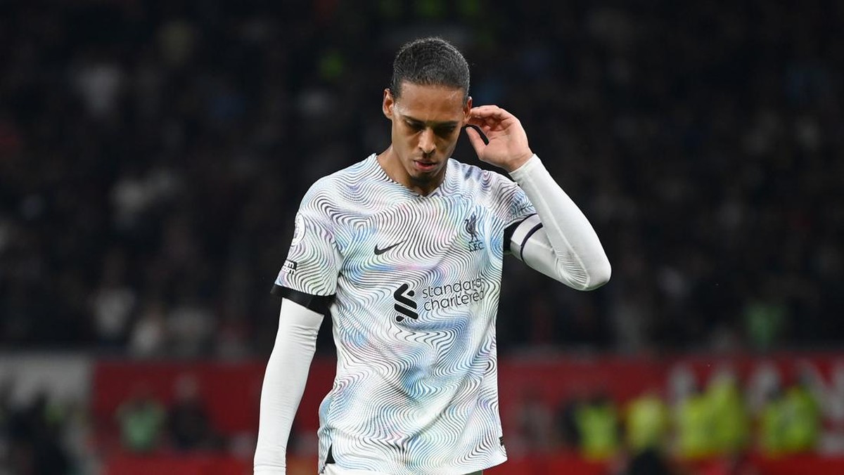 Virgil van Dijk tampil memble di laga MU vs Liverpool. (Foto: Getty Images/Michael Regan)